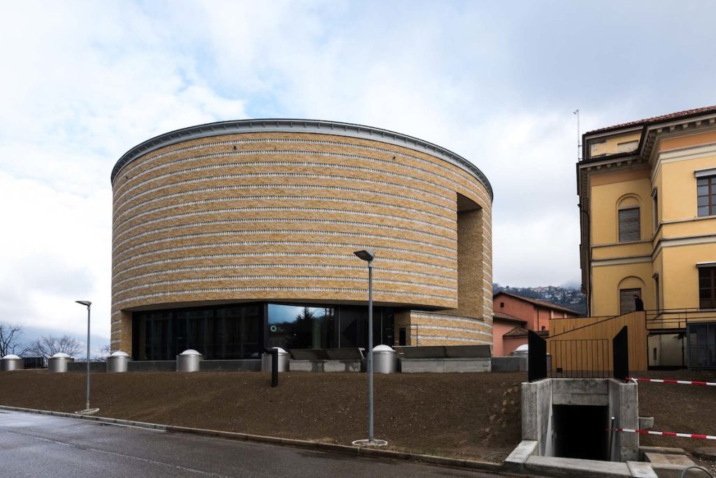 L’edificio cilindrico ospita uno spazio quadrato (CdT - Zocchetti)