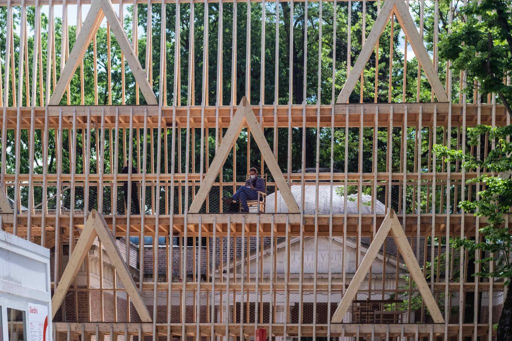 Il padiglione degli Stati Uniti ispirato alle case in legno costruite con il sistema balloon frame (Shutterstock)