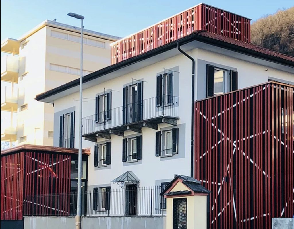 Casa Martini è stata acquistata dai coniugi e benefattori Luigina e Marzio Martini e ristrutturata a spese della Società di Mutuo Soccorso maschile di Locarno