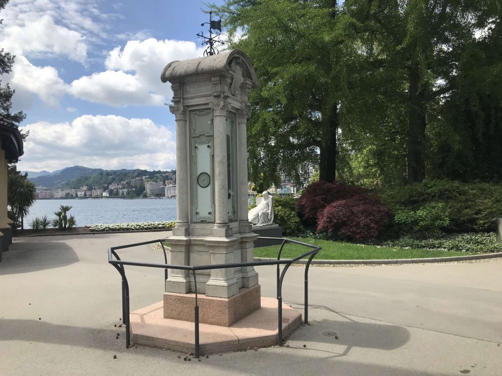 La colonnina storica di misurazione meteorologica di Lugano è ora al centro del Parco Ciani, ma la sua prima collocazione nel 1893 fu in Piazza Manzoni