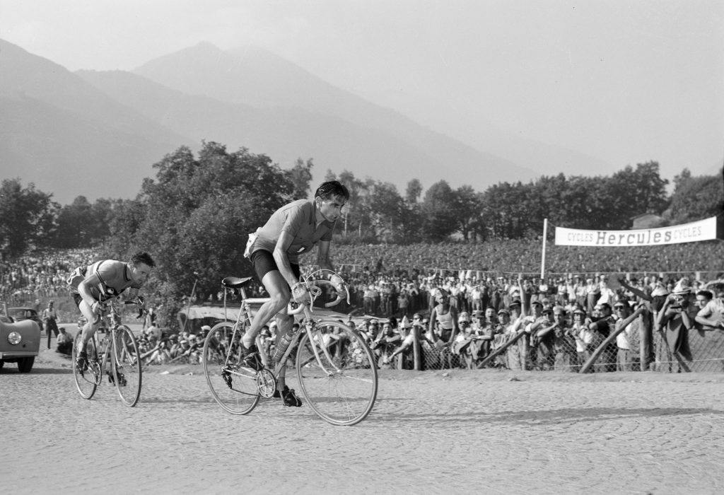 Un ricordo emozionante: la vittoria di Fausto Coppi ai campionati mondiali di ciclismo il 30 agosto del 1953 a Lugano, nell’immagine è davanti al belga Germain Derycke sulla salita della Crespera (Keystone)