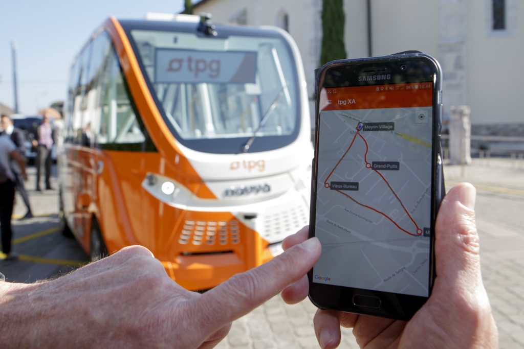 Sono diversi i progetti svizzeri di bus navetta autonomi, qui quello della linea XA di Meyrin, Ginevra (Keystone)