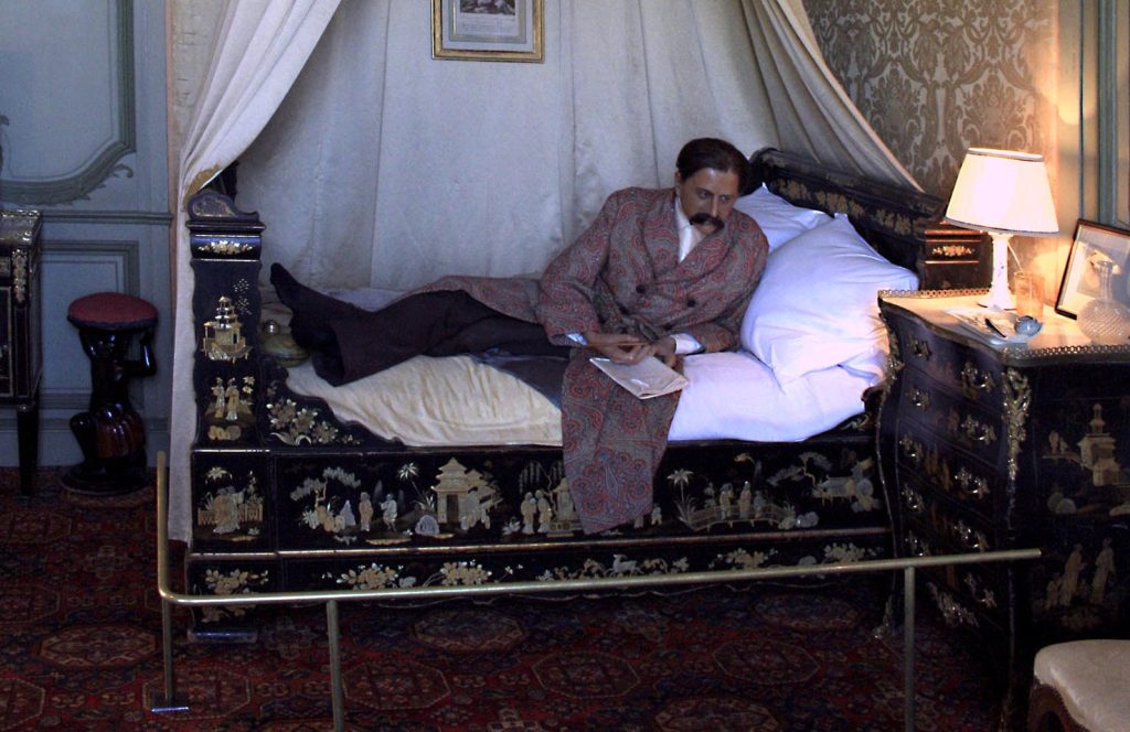Statua di cera, al Château de Breteuil, di Proust nella sua stanza, dove scrisse la Recherche, ma anche dove divenne tossicomane (Lionel Allorge)