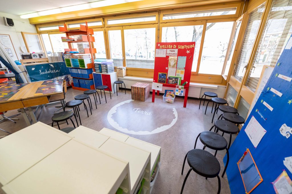 Un esempio di classe flessibile dove si ha anche una riorganizzazione degli spazi comuni e dell’ordine del materiale