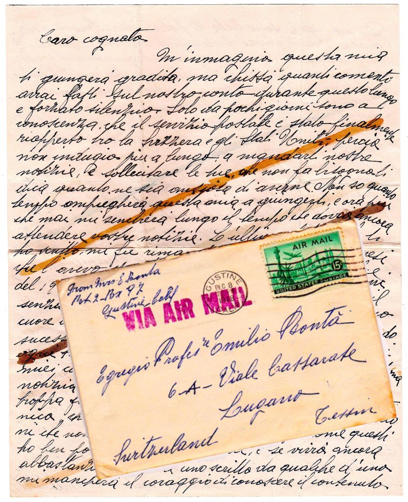 Una busta delle venti missive di Elvira Bontà e la prima pagina della lettera esaminata dalla censura nel novembre del 1944 (Famiglia Bontà)