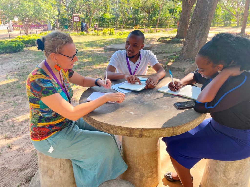 La cooperante Diana Ombelli, diplomata CAS e attiva in Kenya, discute di sicurezza IT con i colleghi del North Coast Medical Training Centre (COMUNDO)