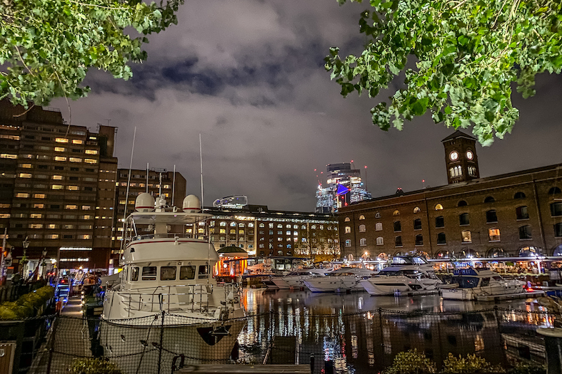 Nel centrale St Katharine Dock sono attraccate imbarcazioni di lusso. Sul porto si affacciano edifici residenziali sfarzosi