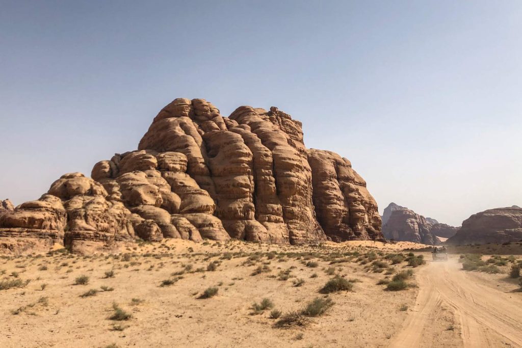 I  beduini offrono tour del deserto a bordo di jeep 4x4