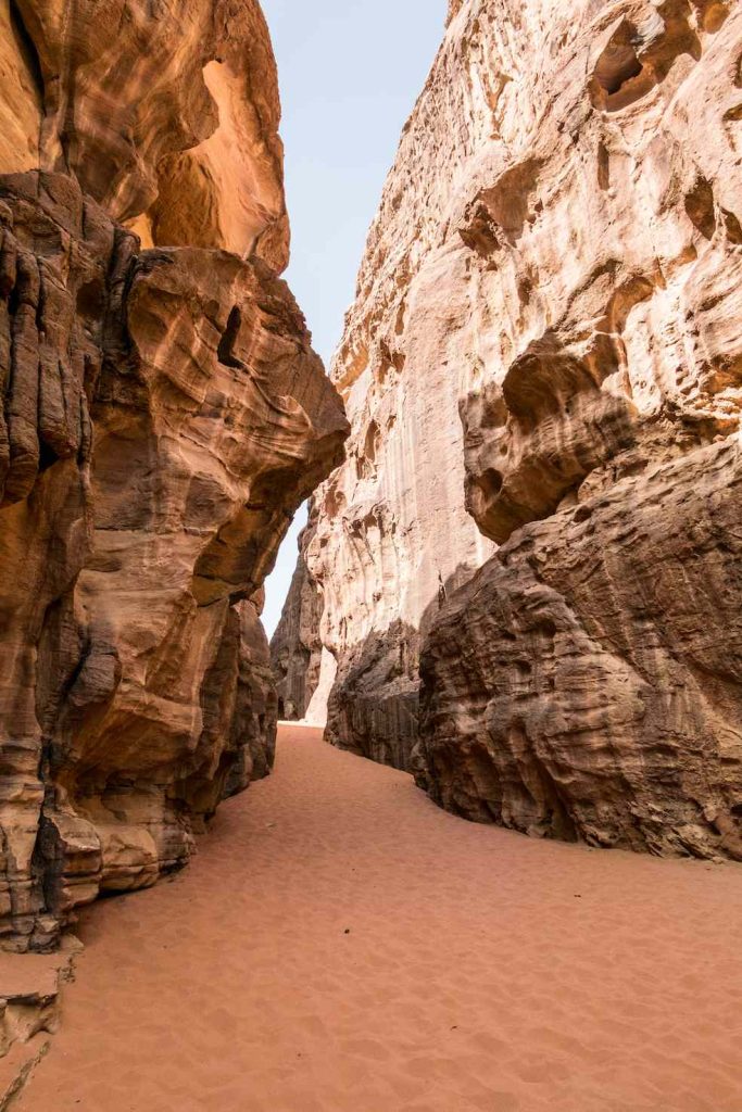 Uno dei canyon che tagliano il deserto: qui la sabbia è di un colore rosa intenso