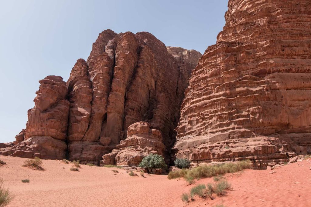 Il monte Jebel Khazali, è ben visibile al centro il canyon che lo taglia