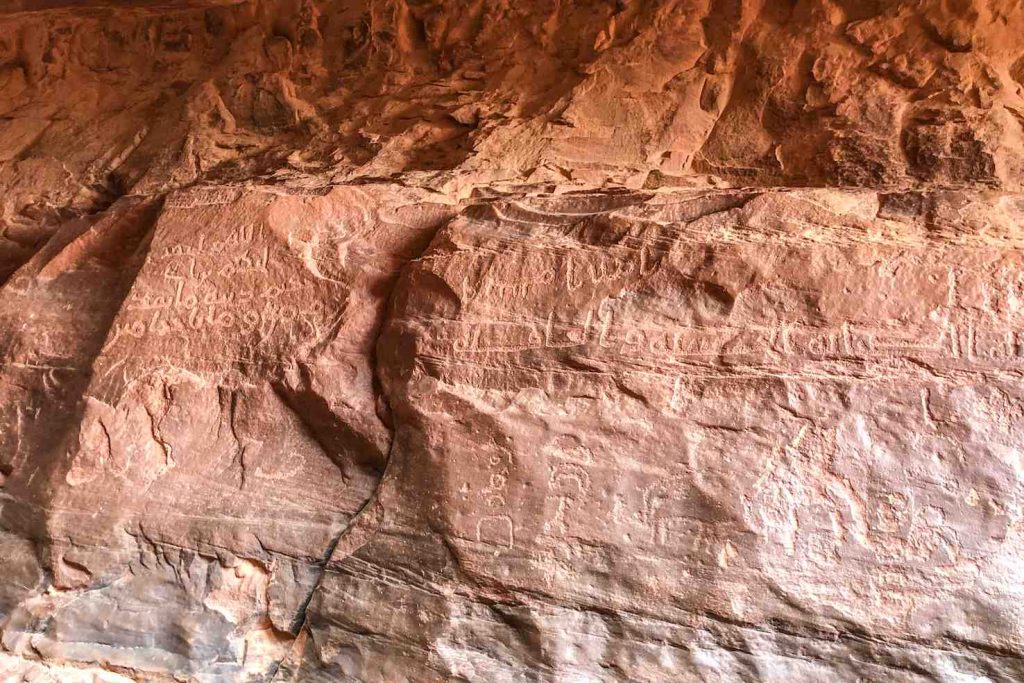 Le iscrizioni antiche all’interno del canyon che taglia il Jebel Khazali