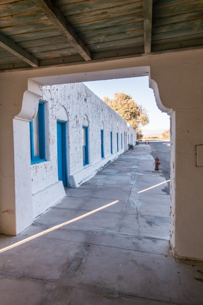 Il porticato che collega il teatro all’hotel (verticale)