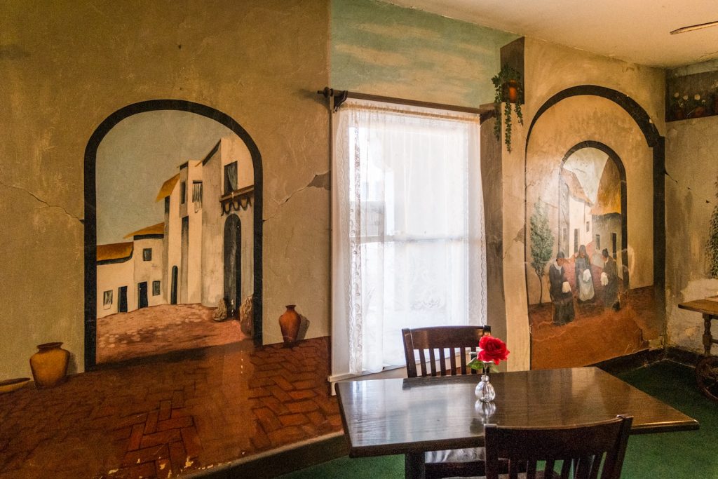 La sala da pranzo dell’hotel, adornata con i murales di Martha Becket