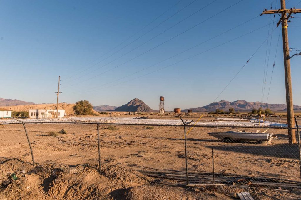 All’esterno dell’hotel, alcuni edifici di proprietà della Pacific Coast Borax Company