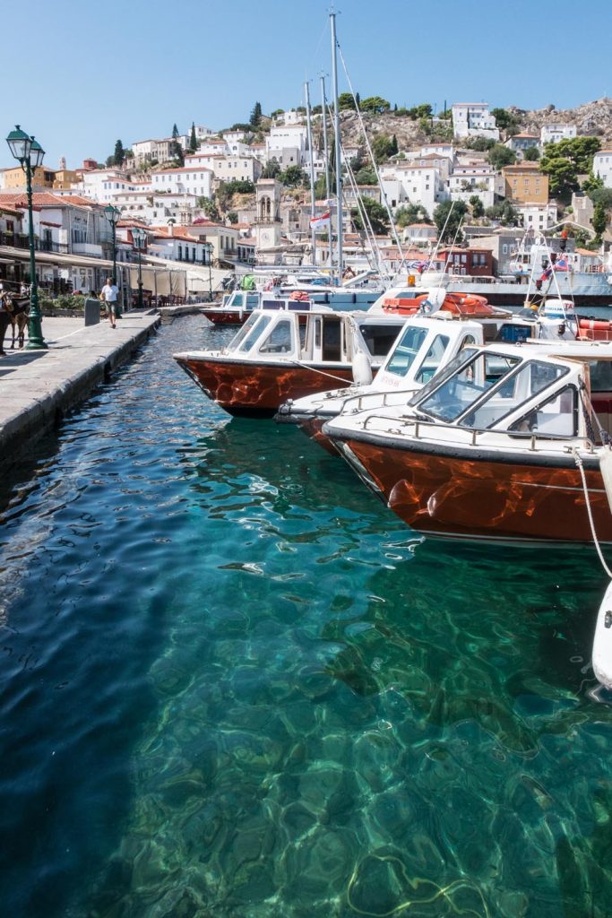 Una serie di taxi d’acqua ormeggiati al porto di Idra