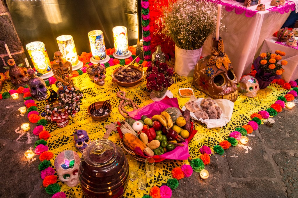 Altari con offerte e decorazioni (S. Dalla Valle)