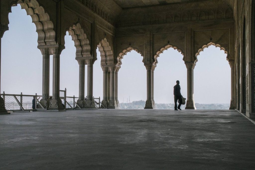 L'orizzonte, oltre il fiume Yamuna all’esterno della sala Diwan-i-Khas (Sala delle udienze private)