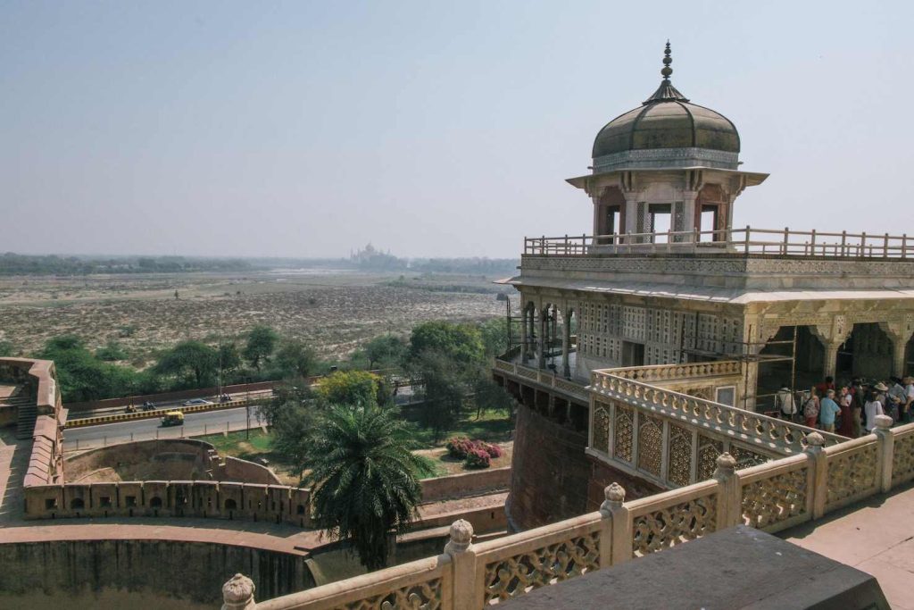 Sulla destra la torre Musamman Burj e sullo sfondo il Taj Mahal