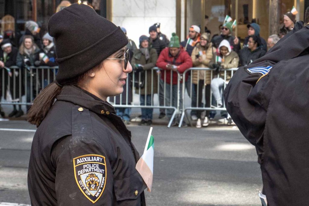 Anche i poliziotti, a loro modo, si uniscono ai festeggiamenti