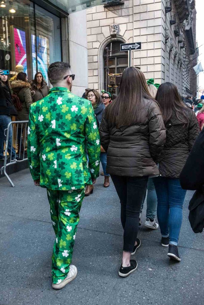 Alla sfilata assistono adulti e bambini con abbigliamento e accessori ispirati all’Irlanda