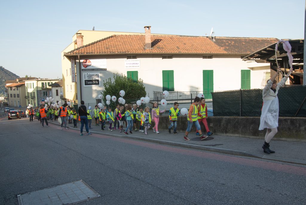 Il Pedibus in movimento per le vie di Vacallo