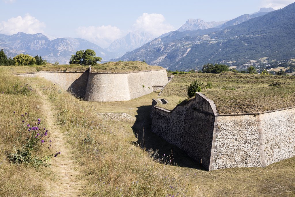 I fossati che circondano il villaggio-fortezza (D. Scarano)