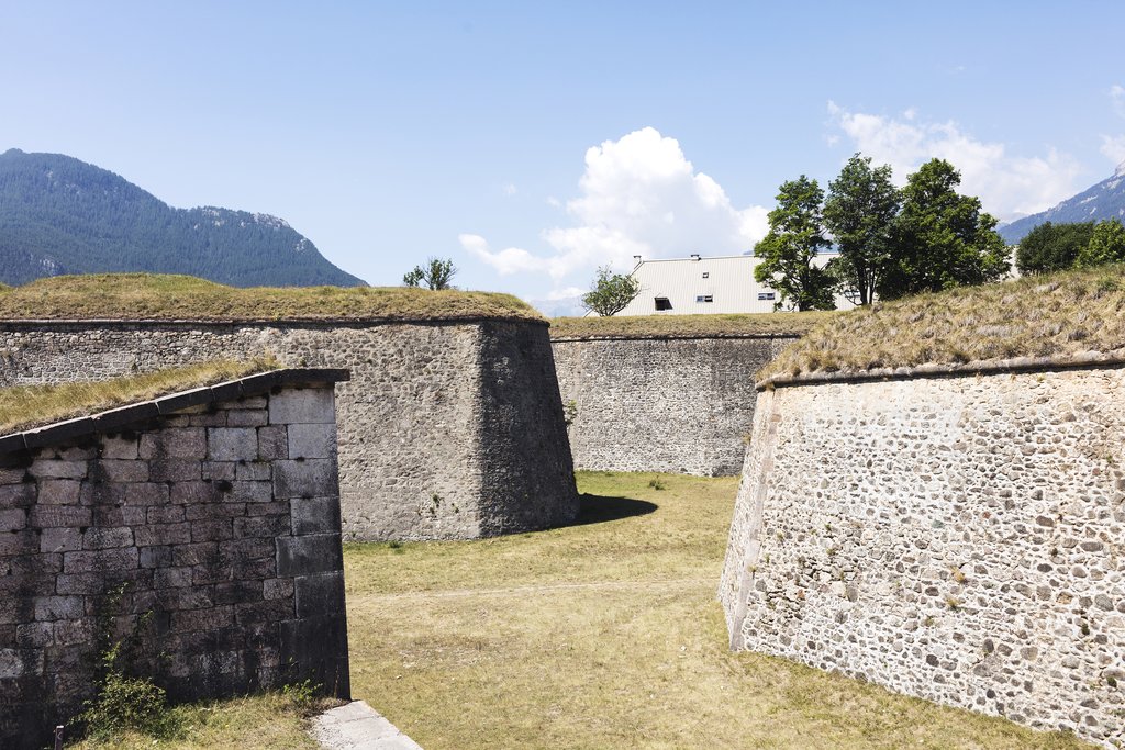 I fossati che circondano il villaggio-fortezza (D. Scarano)