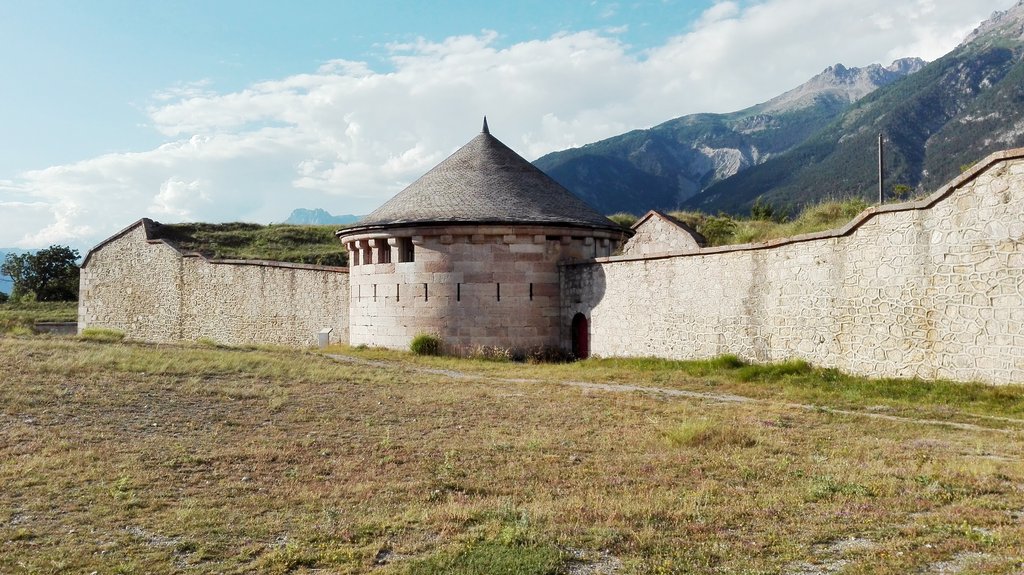 La lunetta di Arçon. Si tratta di una postazione avanzata collegata al fossato del bastione tramite un sotterraneo lungo 113 metri (D. Scarano)