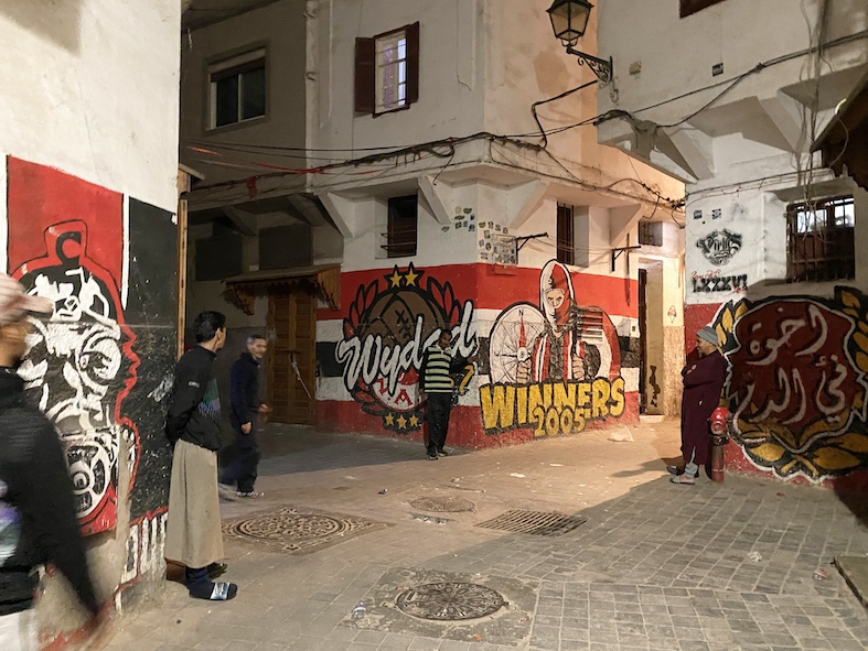 Nel cuore della medina ci si imbatte spesso in murales degli ultras; questo è in supporto della squadra locale Wydad AC