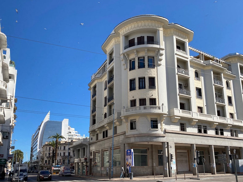 Edificio in stile Art Déco all'angolo tra Mohammed V e Hassan Seghir