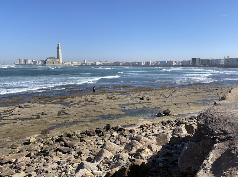 La Moschea Hassan II vista dal Faro di El Hank in una giornata limpida