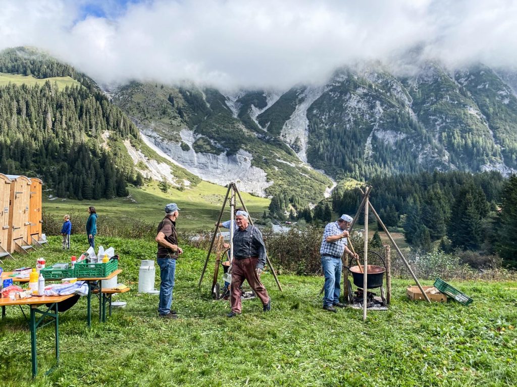Bargis: il risotto tipico della zona preparato nei pentoloni.