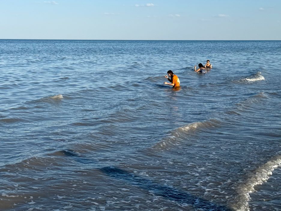 Un gruppo di ragazze orientali si bagnano nelle acque del lago Aral
