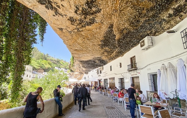 Vari scorci di Setenil de las Bodegas con i locali ricavati dalle antiche abitazioni nella roccia. (Simona Dalla Valle)