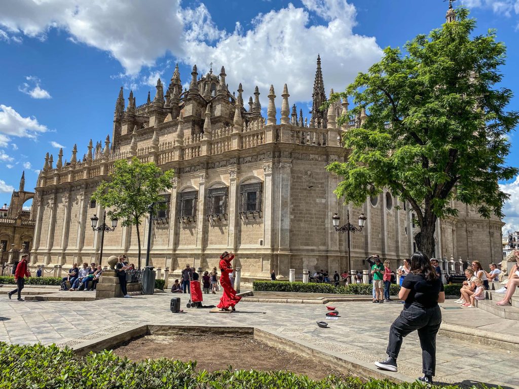 Una solitaria ballerina di flamenco si esibisce nei pressi della cattedrale (Simona Dalla Valle)