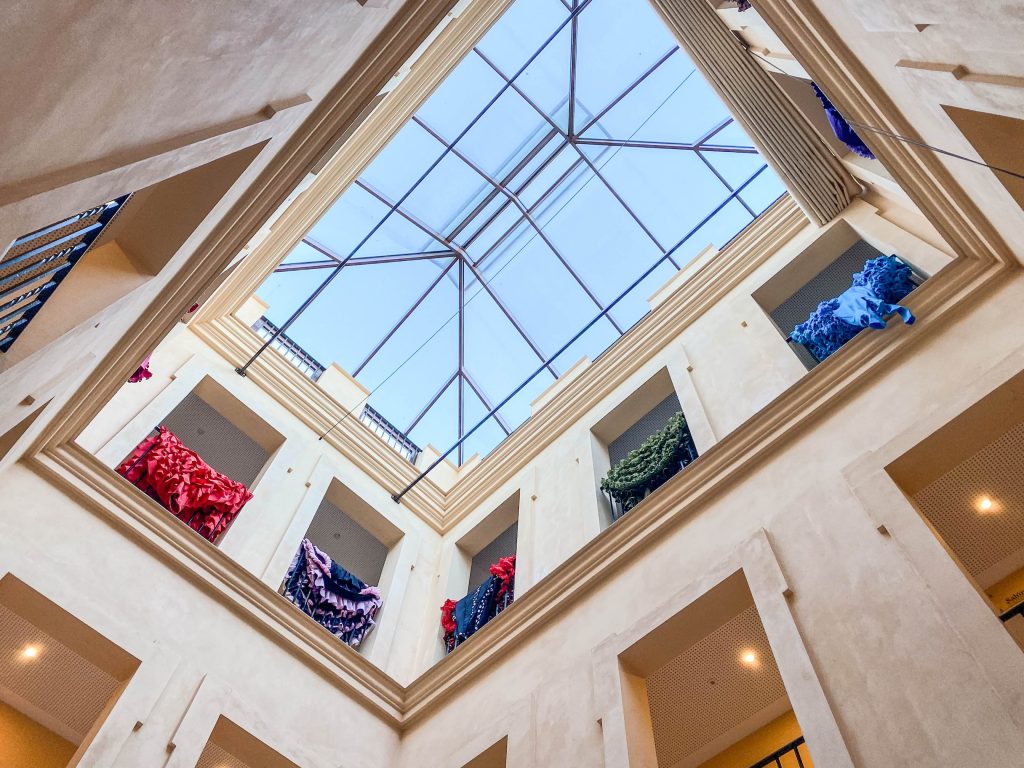 Vestiti di ballerine stesi all’interno del Teatro Flamenco Triana (Simona Dalla Valle)