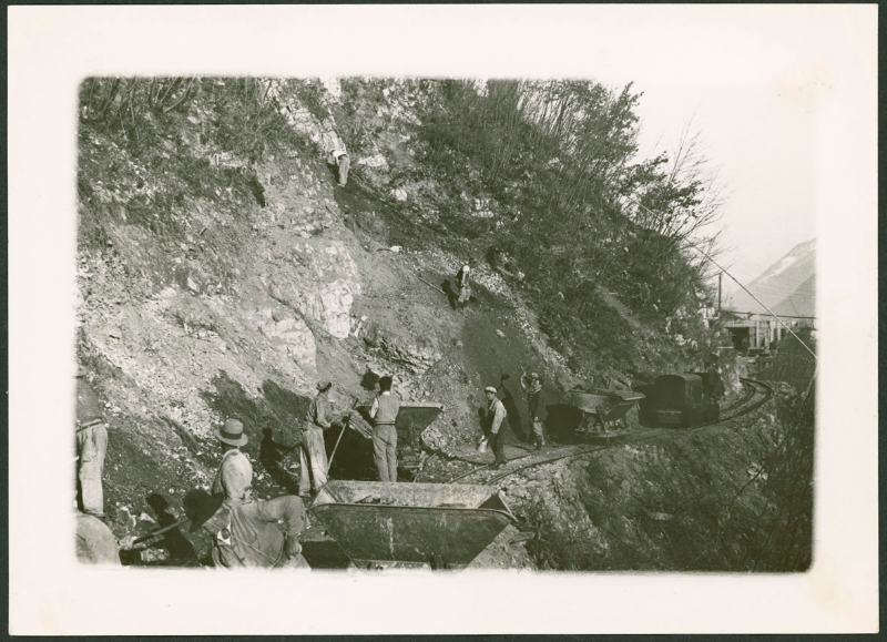 Costruzione 
della strada di Gandria (1934). (Fondo G. Canevascini/lanostrastoria.ch)