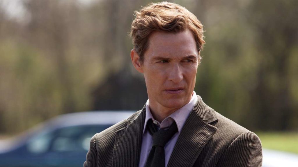 Il detective Rustin Cohle è interpretato da Mattew McConaughey (HBO)