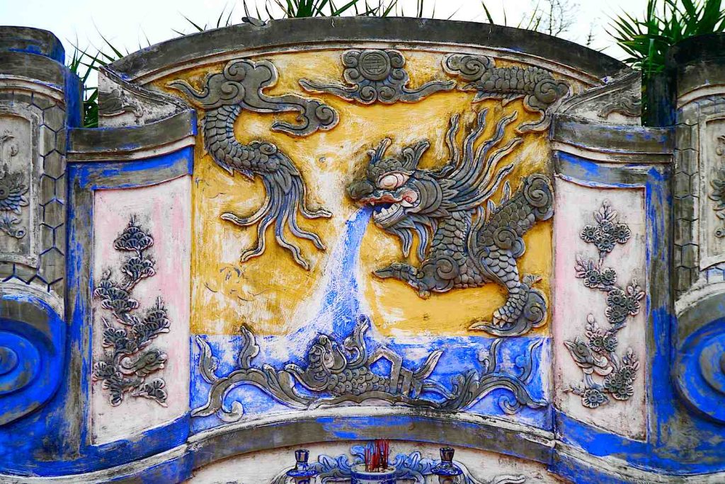 Decorazioni di una tomba con richiami al mare e ai mostri che lo popolano (Massimo Morello)