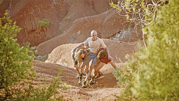 Un momento della performance che si avvale anche di scene filmate. (Shonen / Éric Minh Cuong Castaing: Forme(s) de vie).