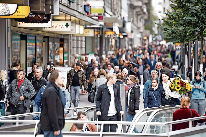 Un'affollata Banhofstrasse a Zurigo (Keystone)
