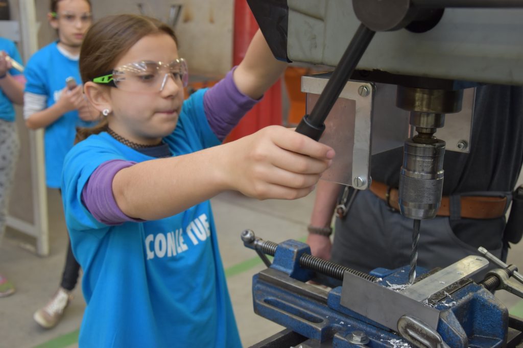 Tre i laboratori proposti per imparare a lavorare il legno, il metallo e costruire piccole torri