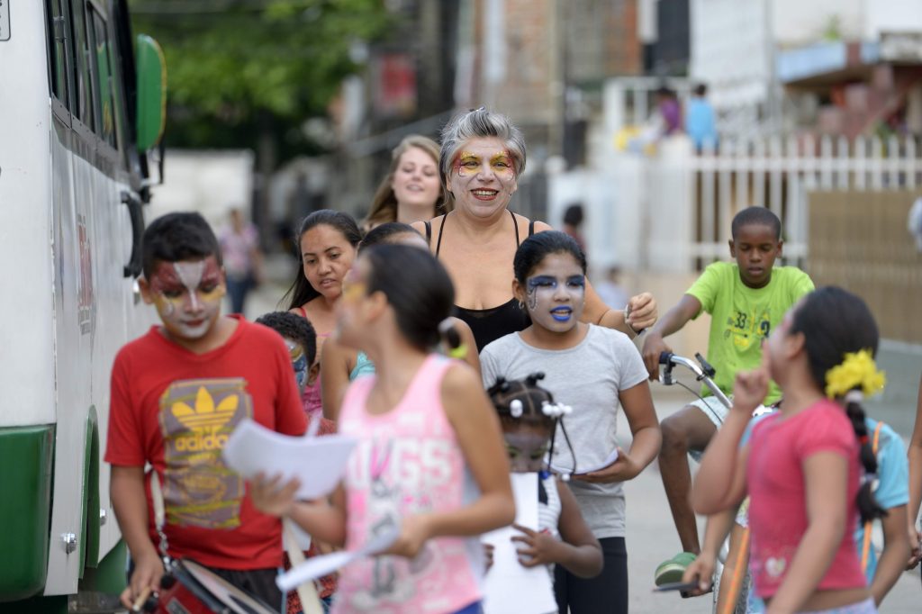 Alicia Tellez con i ragazzi di Cali (www.comundo.org)
