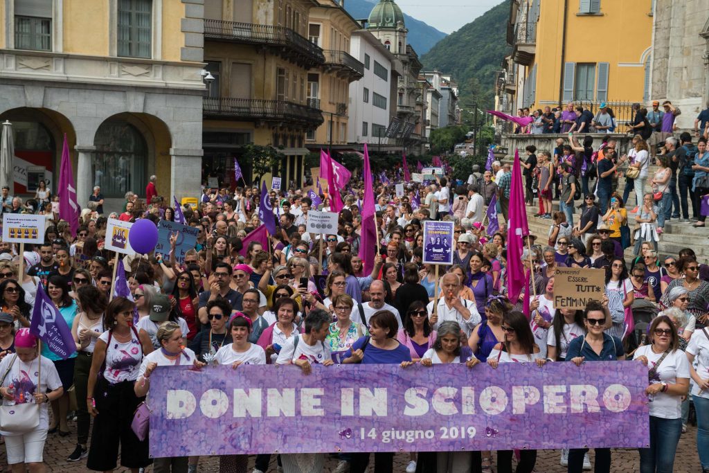 La folla tinta di viola che due anni fa aveva invaso Bellinzona come tante altre città svizzere (Keystone)