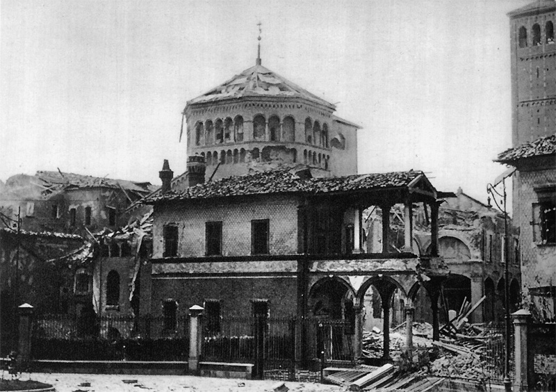 La distruzione di Sant'Ambrogio a Milano nel 1943 (Wikipedia)