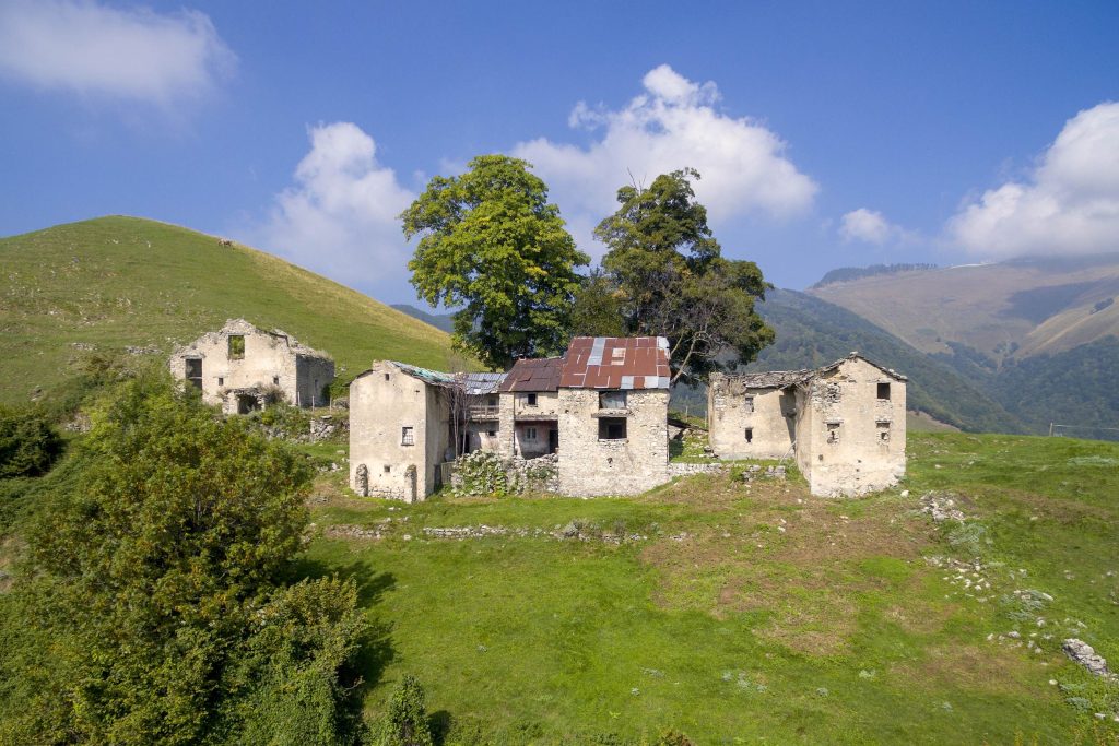 Pianspessa è un complesso costituito da un edificio principale, un roccolo, una nevèra, una graa, un serbatoio dell’acqua e un forno (pianspessa.com)