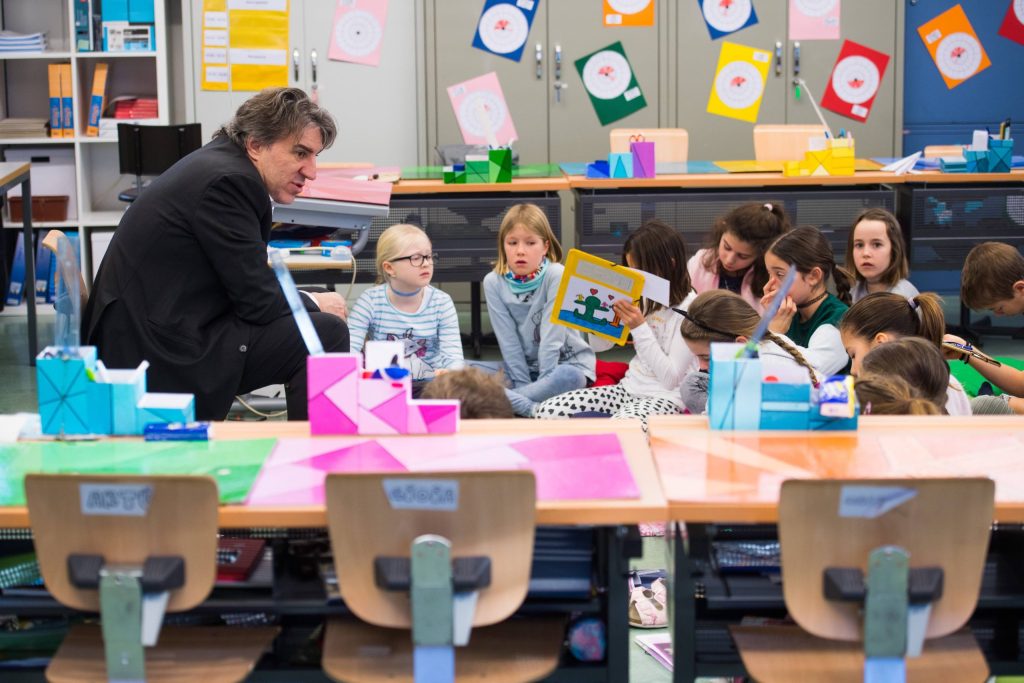 Il direttore del DECS Manuele Bertoli in visita a una classe di scuola elementare (Ti-Press)