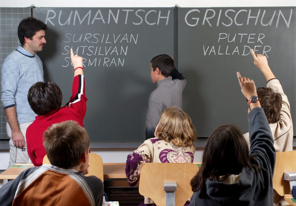 L’introduzione nelle scuole del Rumantsch grischun come lingua di riferimento centrale non ha avuto successo (Keystone)