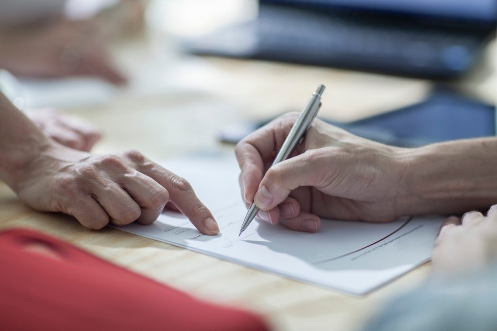 Il mandato precauzionale può essere redatto in forma olografa o per atto pubblico (Keystone)