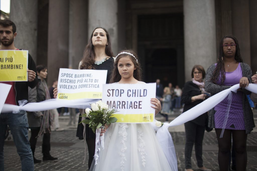 Una manifestazione organizzata da Amnesty International contro i matrimoni di minorenni (Shutterstock)
